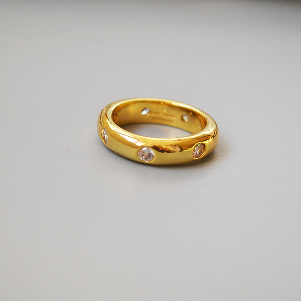 A brass zircon ring plated with 18K gold