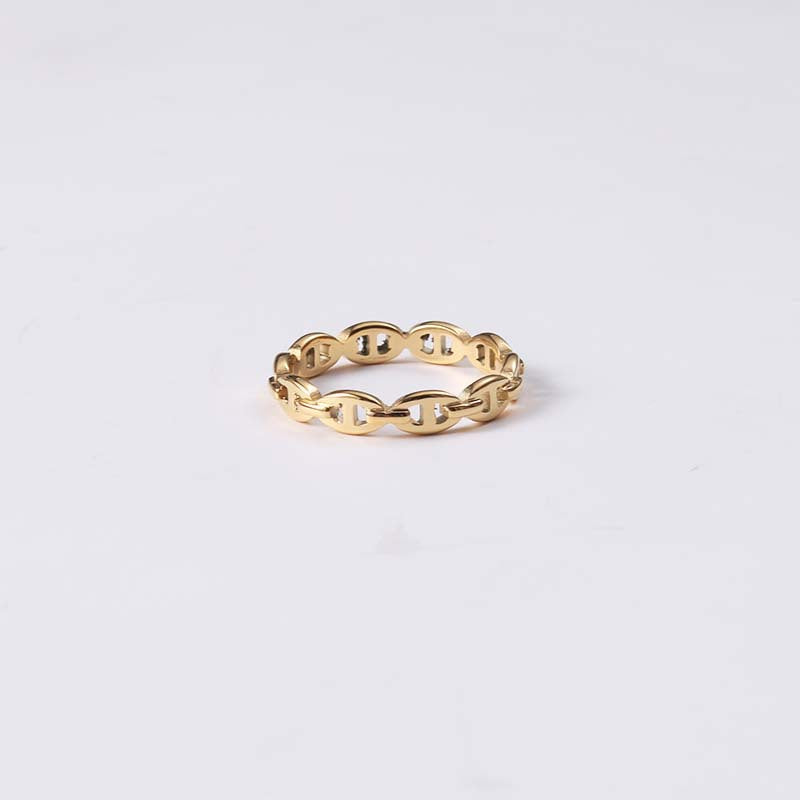 A golden chain hollowed-out ring