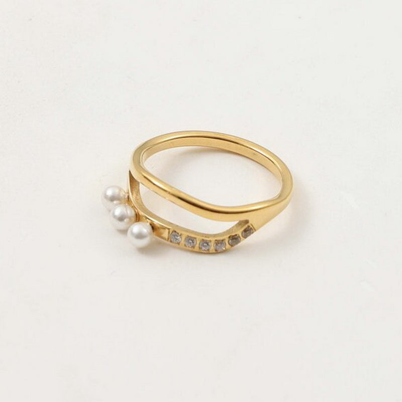 18K gold small pearl row diamond ring