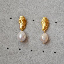 Load image into Gallery viewer, 925 silver needle gold hammer irregular texture freshwater pearl earrings