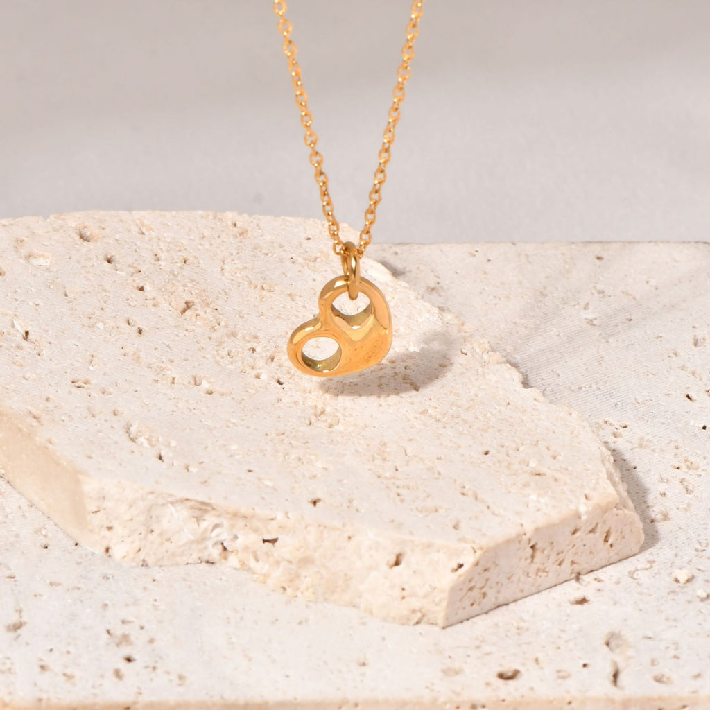 Stainless steel heart-shaped hollowed-out pendant necklace collarbone chain