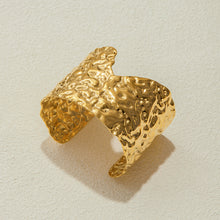 Load image into Gallery viewer, 18K gold stainless steel hammer pattern irregular opening bracelet