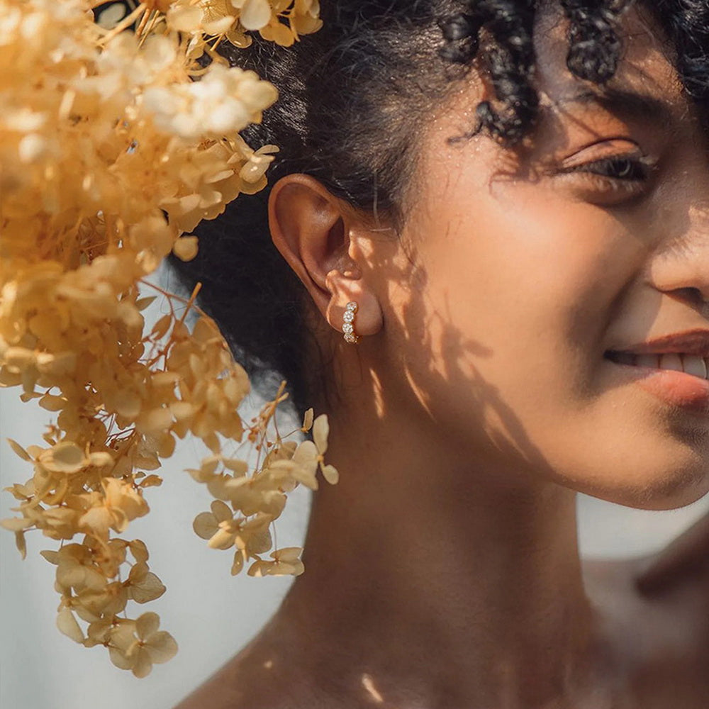 White zircon full-diamond hollowed-out round mini copper ear buckles