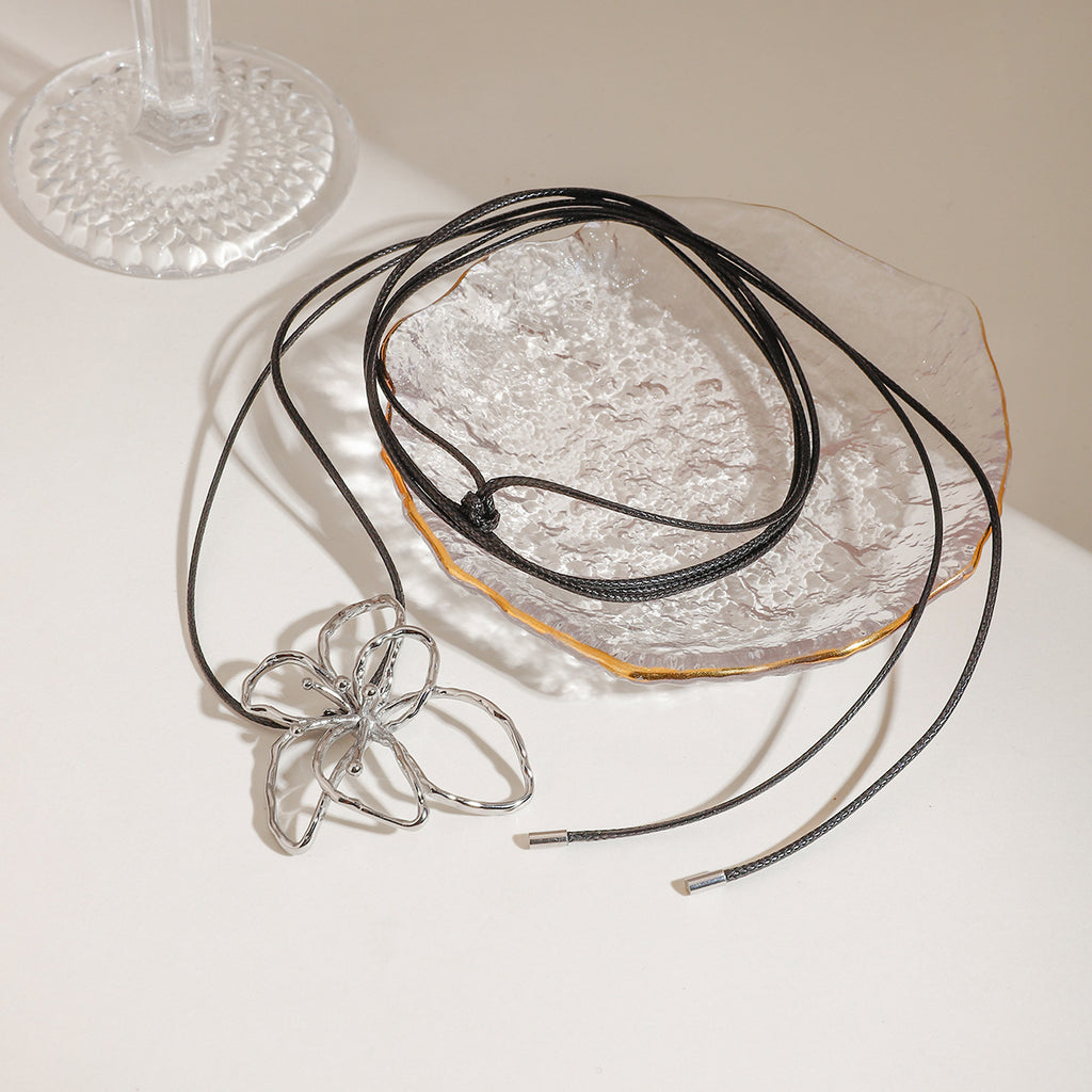 Stainless steel simple line flower hammer pattern pendant tied rope necklace