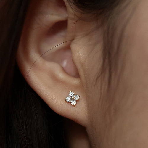 Fashionable, simple and elegant, high-end design sense, copper micro-inlaid, white zirconium 18K gold, lucky four-leaf clover mini ear studs
