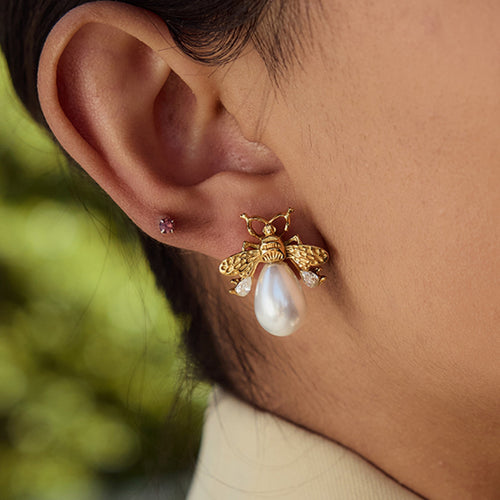 Golden stainless steel small bee pearl earrings