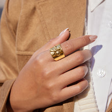 Load image into Gallery viewer, A golden stainless steel wide-face flower ring