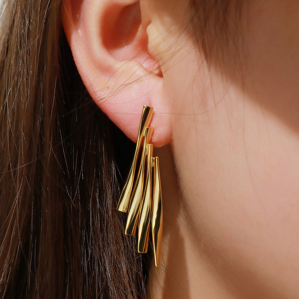 Feather-shaped earrings with lines
