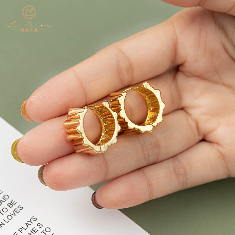 Golden serrated lace loop-shaped ear buckles