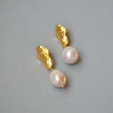 Load image into Gallery viewer, 925 silver needle gold hammer irregular texture freshwater pearl earrings