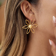 Load image into Gallery viewer, Stainless steel electroplated 18K flower earrings