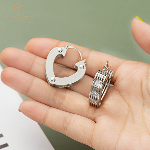 Heart-shaped smooth slightly inlaid zircon ear loops