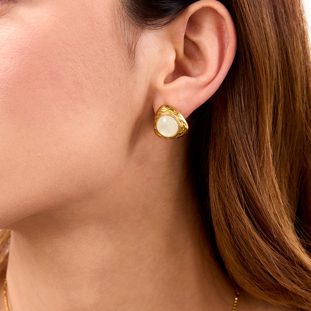 Triangular hammer-patterned round cat's eye stainless steel stud earrings