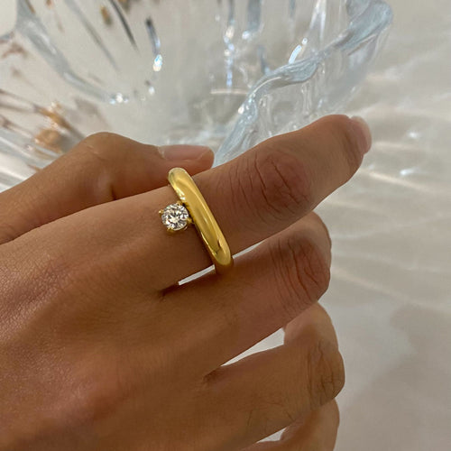 Stainless steel ring inlaid with single zirconium