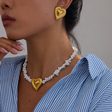 Load image into Gallery viewer, Stainless steel hammer-patterned heart-shaped white crushed stone necklace