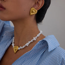Load image into Gallery viewer, Stainless steel hammer-patterned heart-shaped white crushed stone necklace