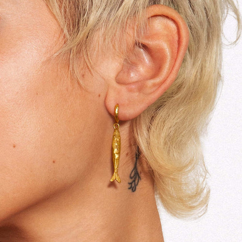 Stainless steel hammer-textured small fish ear buckle earrings