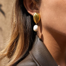 Load image into Gallery viewer, Golden stainless steel pearl pendant earrings