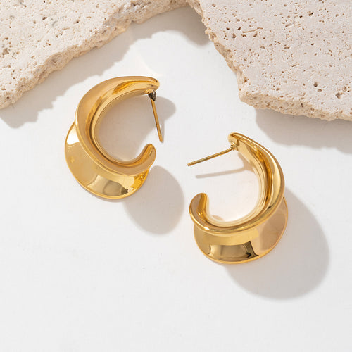 C-shaped wide-faced earrings made of stainless steel plated with 18K gold