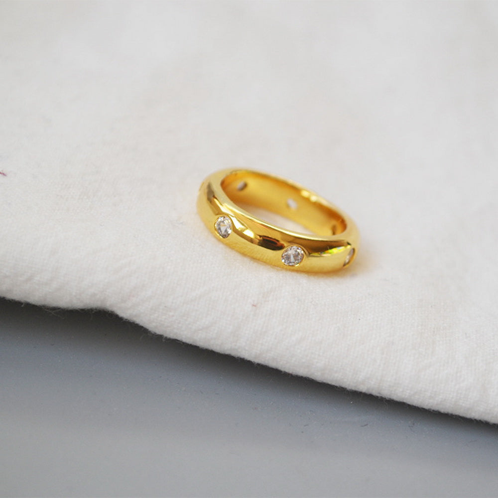 A brass zircon ring plated with 18K gold