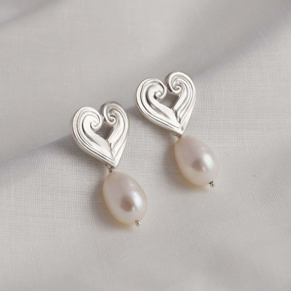 Stainless steel heart-shaped pearl pendant earrings