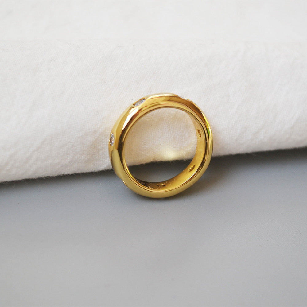 A brass zircon ring plated with 18K gold