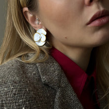 Load image into Gallery viewer, Stainless steel oil-dripping white flower pearl earrings