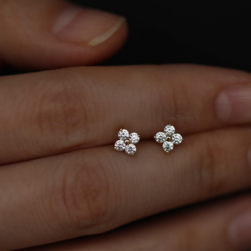 Fashionable, simple and elegant, high-end design sense, copper micro-inlaid, white zirconium 18K gold, lucky four-leaf clover mini ear studs