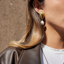 Load image into Gallery viewer, Golden stainless steel pearl pendant earrings