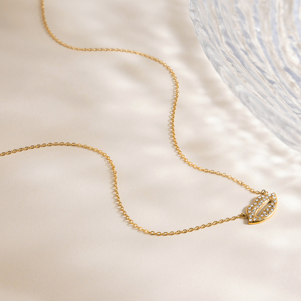 Stainless steel electroplated 18K gold white diamond lip pendant necklace