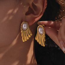 Load image into Gallery viewer, Golden stainless steel pearl earrings