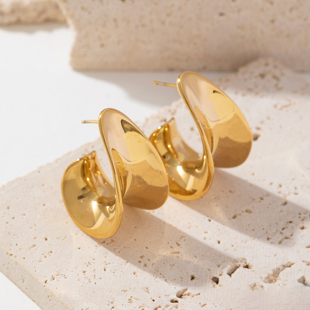 C-shaped wide-faced earrings made of stainless steel plated with 18K gold