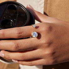 Load image into Gallery viewer, A golden stainless steel zircon ring