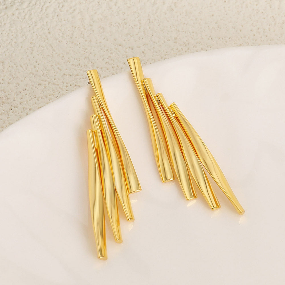 Feather-shaped earrings with lines