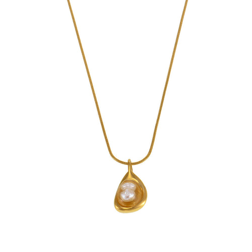 A golden stainless steel irregular small gold bean imitation pearl pendant necklace