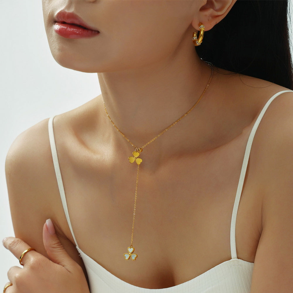 Stainless steel gold-plated natural mother-of-pearl heart-shaped three-leaf flower pendant, pull-out adjustable necklace, collarbone chain