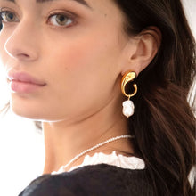 Load image into Gallery viewer, Golden stainless steel pearl earrings