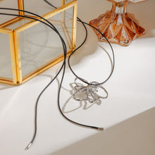 Load image into Gallery viewer, Stainless steel simple line flower hammer pattern pendant tied rope necklace
