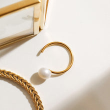 Load image into Gallery viewer, A stainless steel ring set with pearls