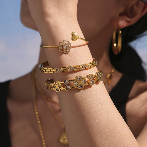 Stainless steel perforated heart-shaped four-leaf clover bracelet with zirconium inlay