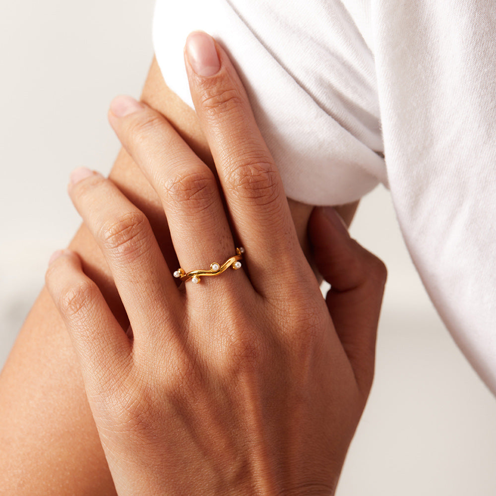 An 18K gold-plated stainless steel ring set with white pearls
