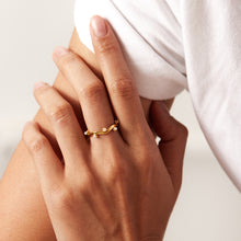 Load image into Gallery viewer, An 18K gold-plated stainless steel ring set with white pearls