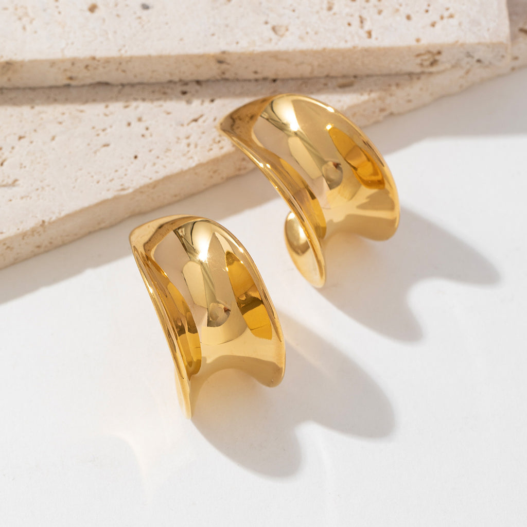 C-shaped wide-faced earrings made of stainless steel plated with 18K gold