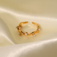 Load image into Gallery viewer, An 18K gold-plated stainless steel ring set with white pearls