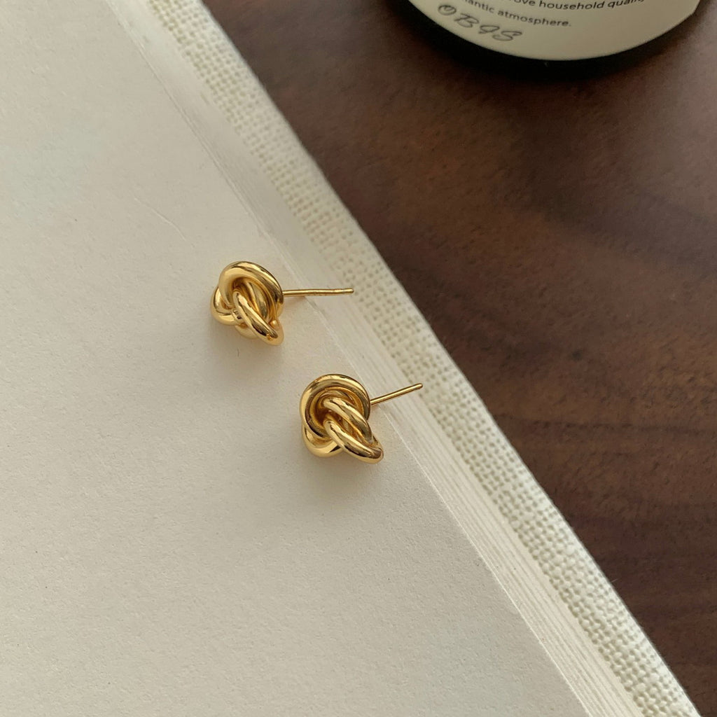 Tie a pair of S925 sterling silver knots around the twisted ear studs