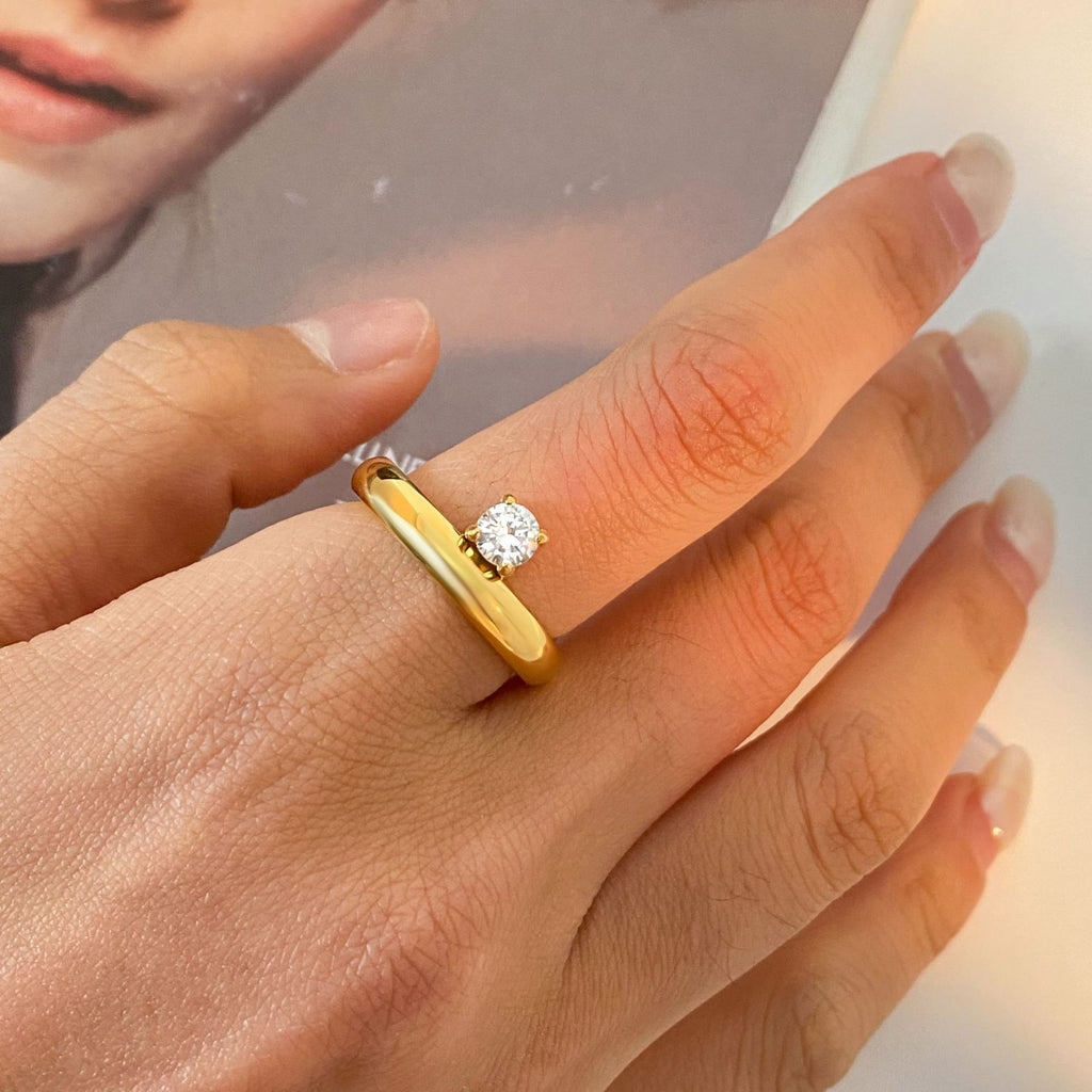 Stainless steel ring inlaid with single zirconium