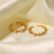 Load image into Gallery viewer, An 18K gold-plated stainless steel ring set with white pearls