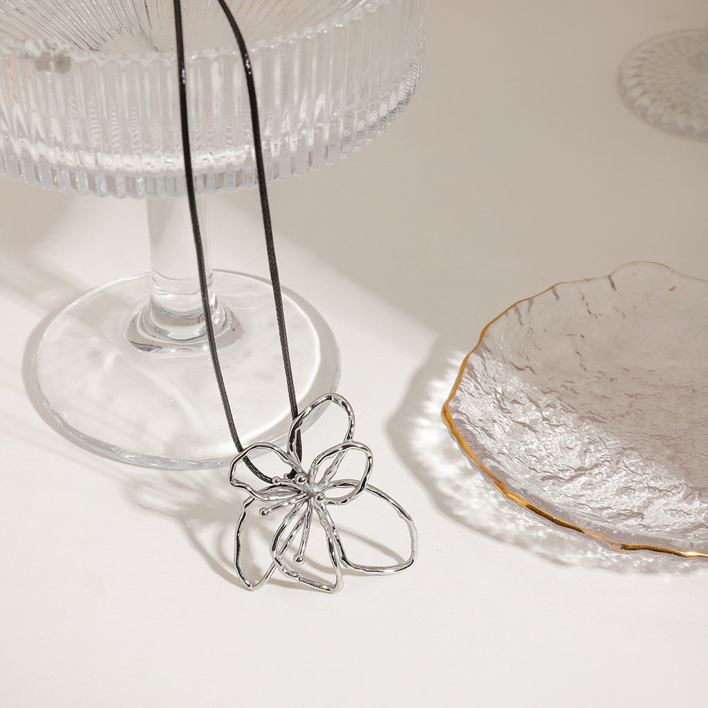 Stainless steel simple line flower hammer pattern pendant tied rope necklace