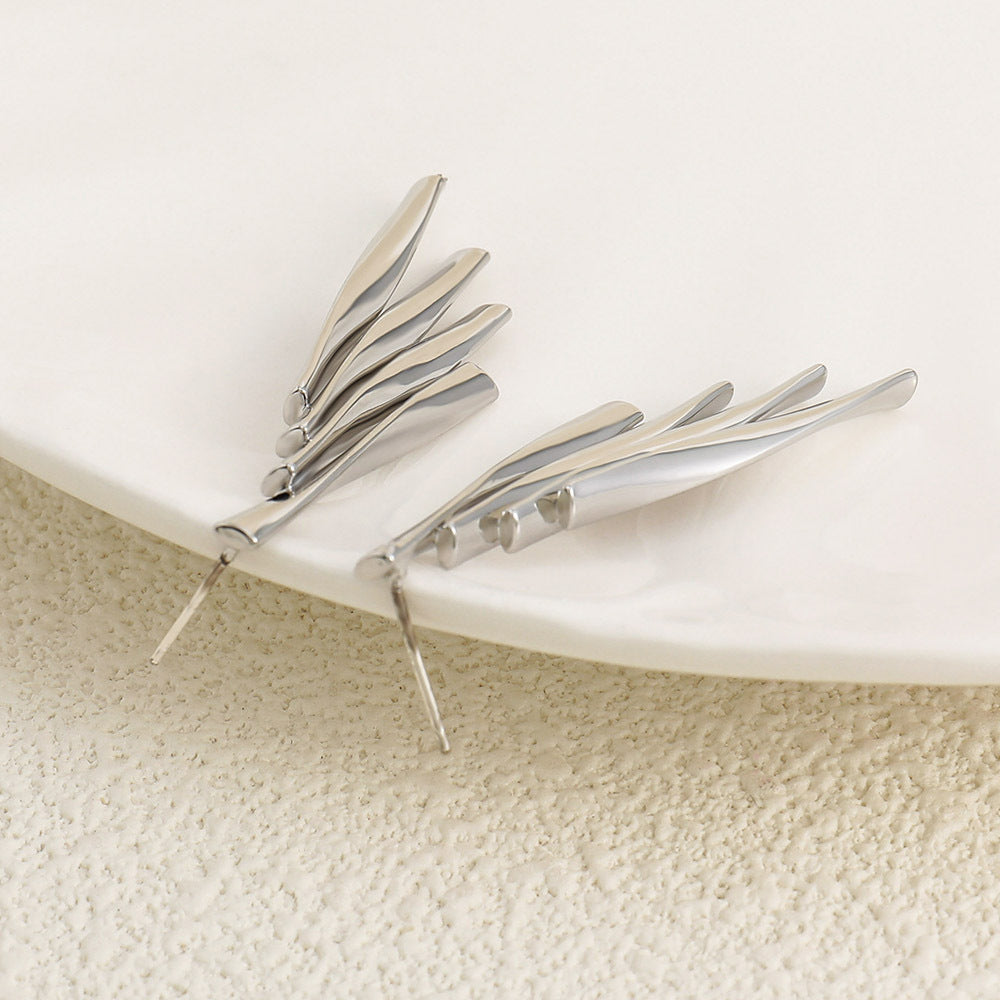 Feather-shaped earrings with lines