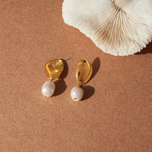 Load image into Gallery viewer, Golden stainless steel pearl pendant earrings